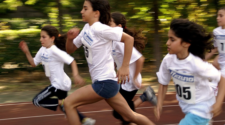 Aumento no porcentual de crianças que fazem atividades físicas levaria a economia nos gastos com saúde (Foto: Pexels)