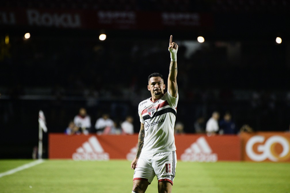 Luciano comemora gol do São Paulo sobre o Santos — Foto: Marcos Ribolli