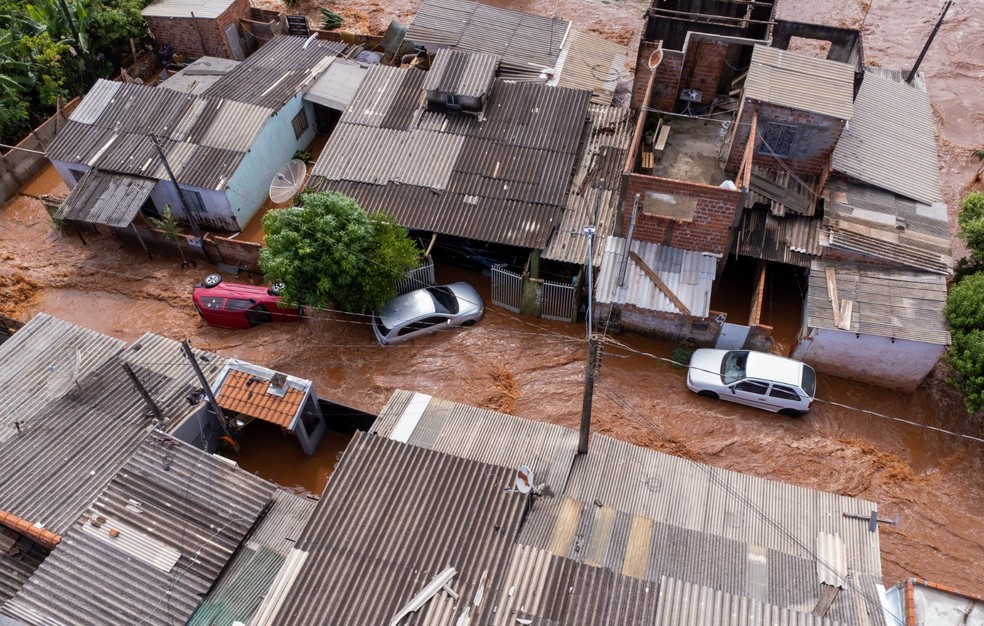 Casas foram atingidas pela água  — Foto: Allysson Silva / Emotion Films