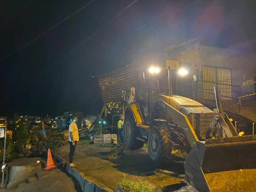 Com risco de queda, restos de casa que desabou após fortes chuvas é demolida no Jacintinho, em Maceió