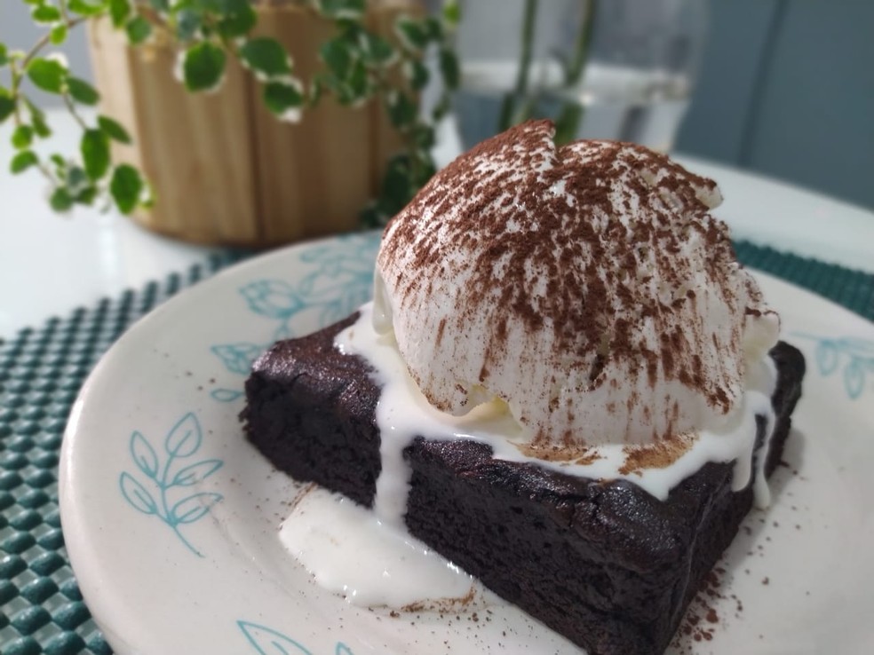 Brownie pode ser servido com uma bola de sorvete — Foto: Vinicius Pacheco/TV Fronteira 