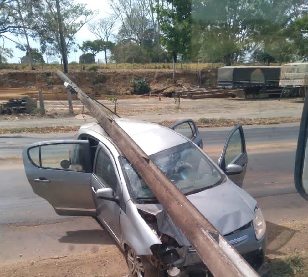 Poste caiu em cima de carro após colisão — Foto: Redes sociais/Reprodução