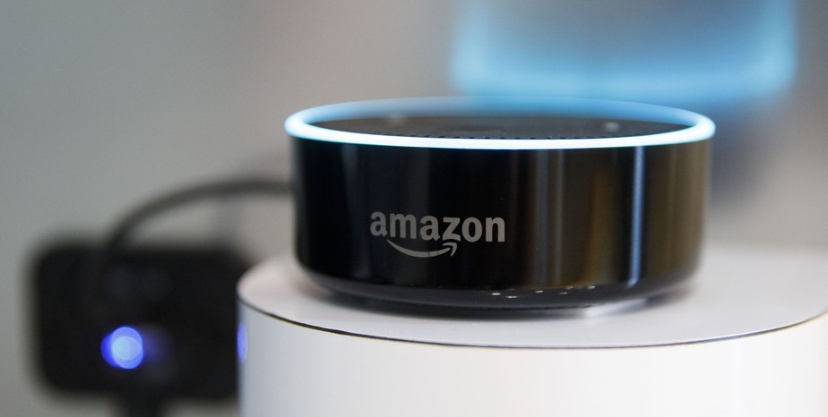 Echo Dot, smart  speaker da Amazon, usado com a assistente virtual Alexa