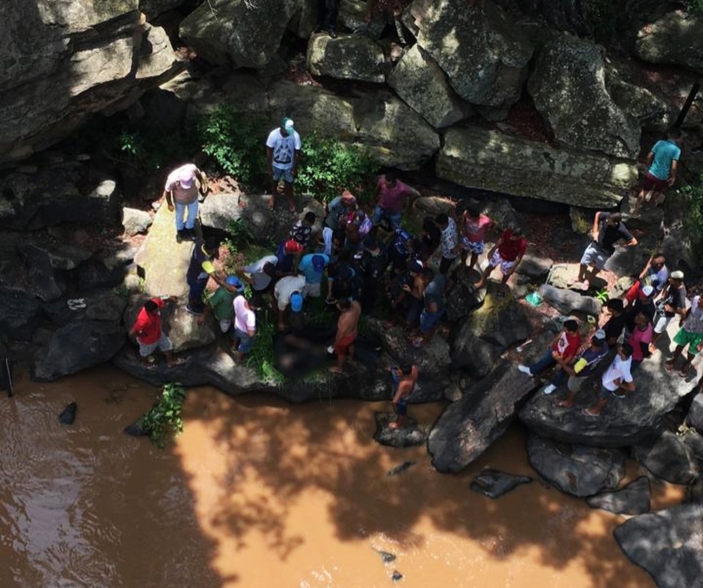 Corpo de travesti foi achado acorrentado em cachoeira de Missão Velha, no interior do Ceará — Foto: Arquivo pessoal