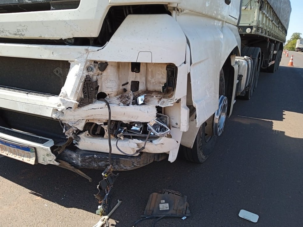 Acidente deixa feridos na SP-270 em Piraju  — Foto: Marcos Fernandes/ Reprodução 