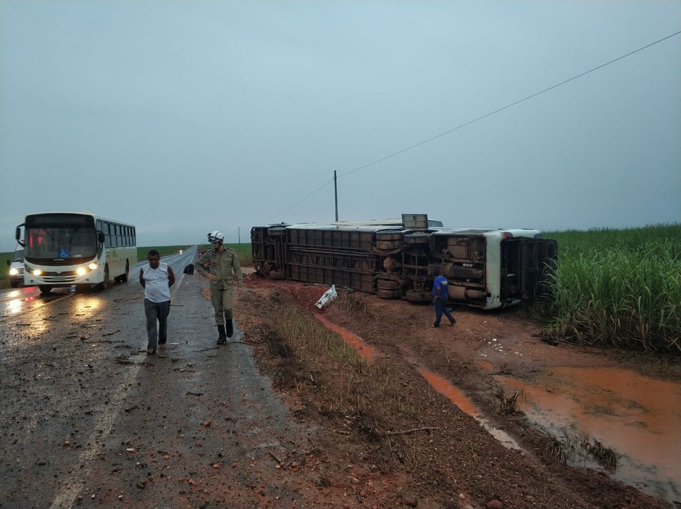 Trinta passageiros foram socorridos na madrugada desta tera-feira (10) aps um acidente com um nibus que tombou na MT-249, a 60 km do municpio de Nova Mutum  Foto: Corpo de Bombeiros de Mato Grosso/Nova Mutum