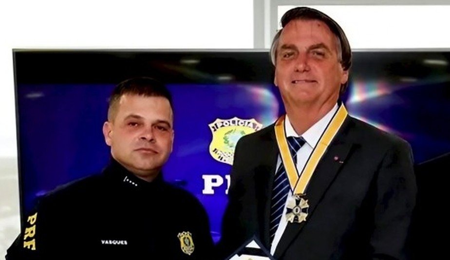 O diretor-geral da Polícia Rodoviária Nacional, Silvinei Vasques, condecora Bolsonaro