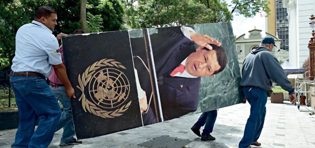 Mundo;Venezuela;Recessão;fotos e quadros de Chávez retirados do Parlamento (Foto: AFP Photo/Ronaldo Schemidt)
