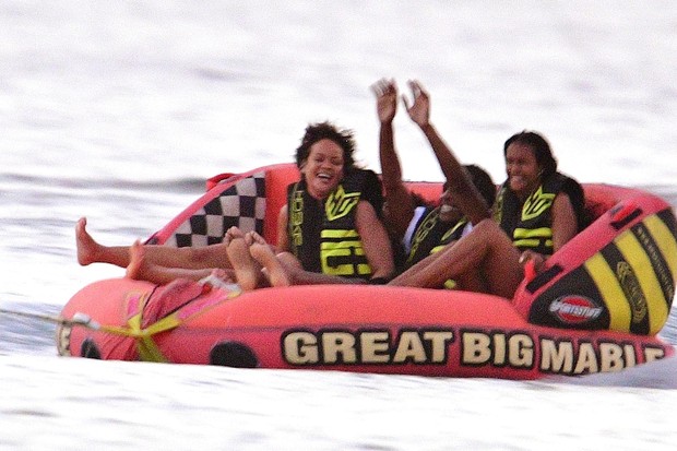 Rihanna e o rapper A$AP Rocky se divertem em boia com amigas (Foto: The Grosby Group)