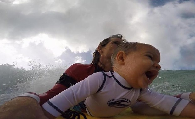 Pai leva filho de 9 meses para surfar e filma o momento. Confira o vídeo! (Foto: Reprodução - Vimeo)