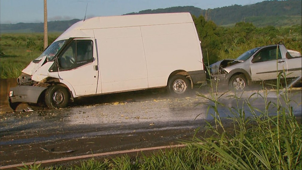 Van tambÃ©m se envolveu em acidente na Rodovia AbrÃ£o Assed em Serra Azul, SP â Foto: Ronaldo Gomes/EPTV