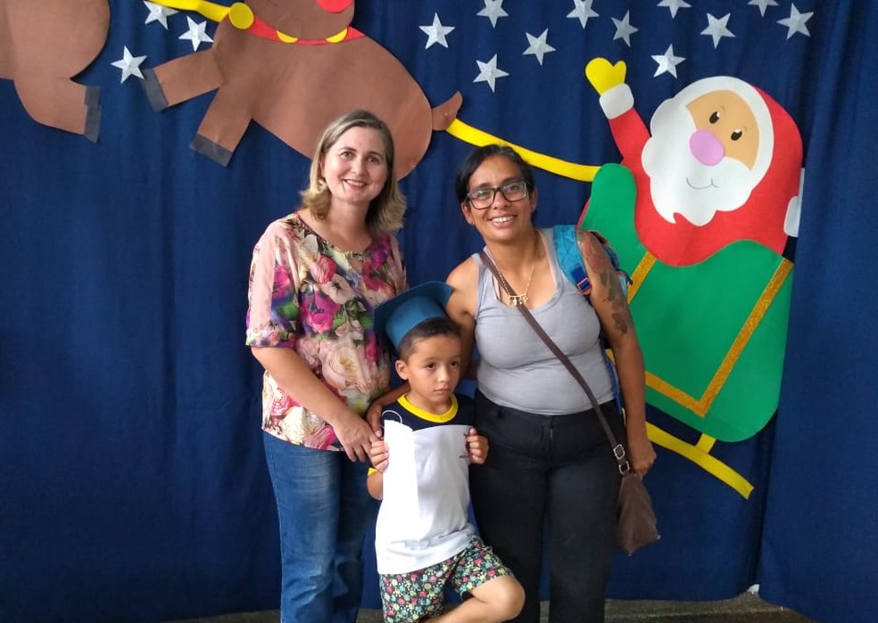 A ideia de apresentação em libras foi da professora Thais, que ensinou a linguagem de sinais aos alunos.  — Foto: Paula Moreira/G1