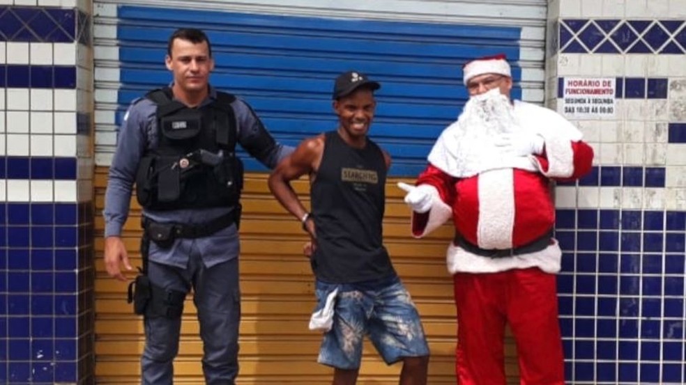 Suspeito foi preso e ainda sorriu para a foto da PM — Foto: Divulgação/PMES