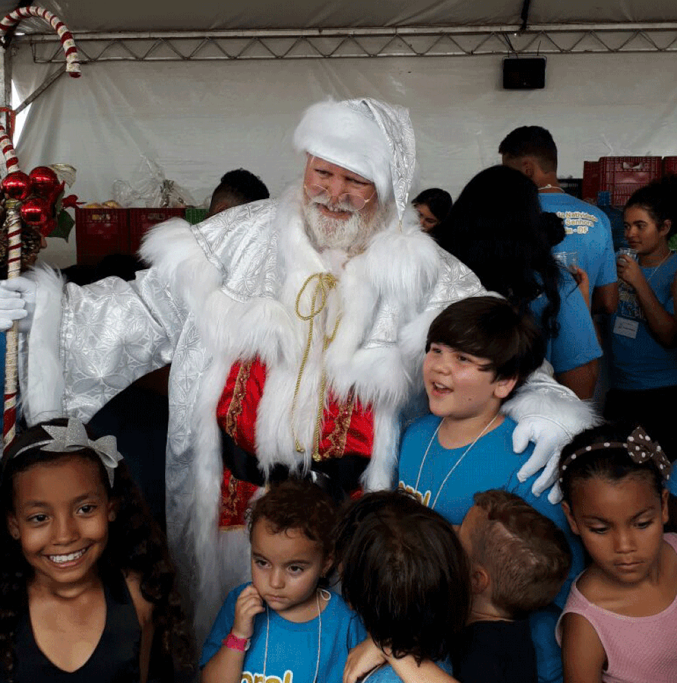 Papai Noel distribuiu presentes para 800 crianças durante comemoração na Torre de TV, em Brasília (Foto: Ivan Carlos/Divulgação)