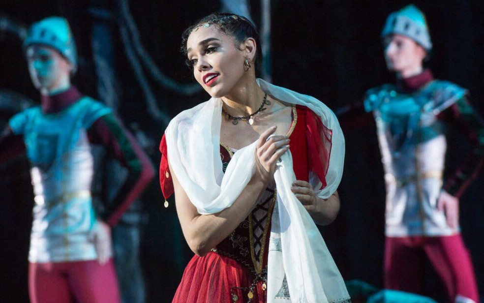 Amanda Gomes, de 22 anos, bailarina goiana que compete por 'Oscar' do bal durante apresentao do espetculo Esmeralda (Foto: Ramis Nasmiev/Divulgao)