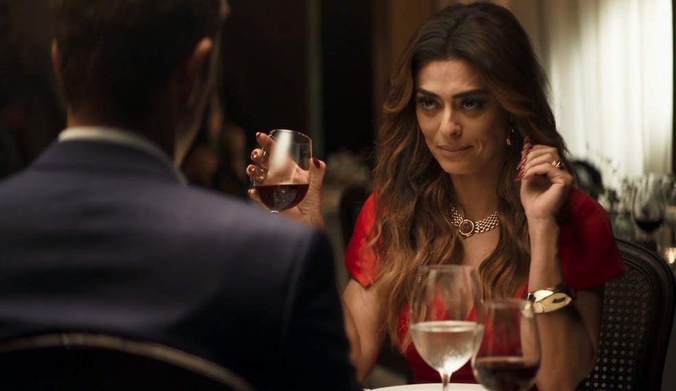 Régis convida Maria para jantar, mas ela não esconde a tristeza — Foto: TV Globo