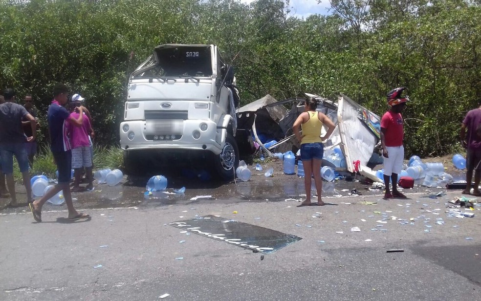 Caminhão capotou na manhã deste domingo  (Foto: Reprodução/TV Sergipe/Divulgação/PRF)