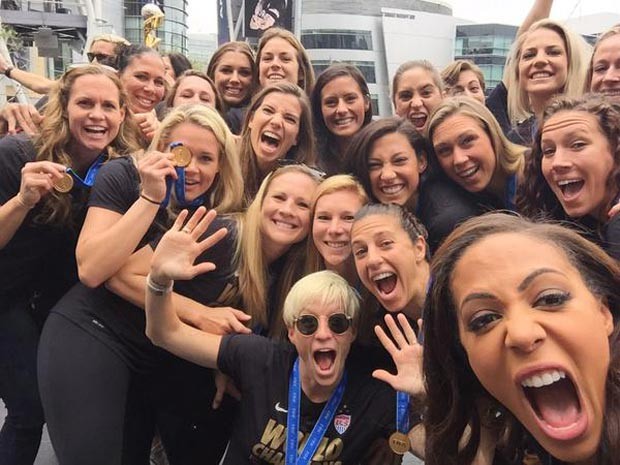 As meninas da seleção americana de futebol feminino: campeãs do mundo ganham bem menos que o time masculino (Foto: Reprodução / Twitter)