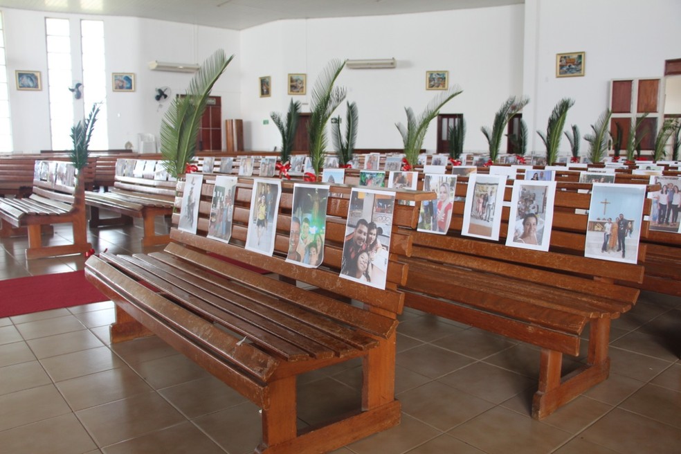 Fotos de fiéis foram colocadas nos bancos de paróquia de Rondônia durante pandemia — Foto: Pascom/Divulgação
