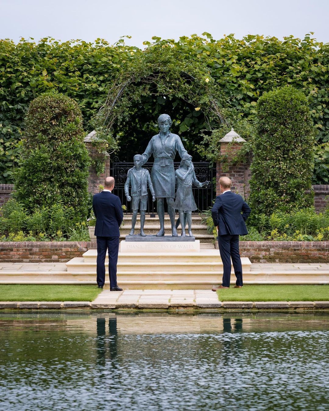 Príncipe Harry e príncipe William inauguram estátua da mãe, Diana, no que seria seu 60º aniversário (Foto: Reprodução)
