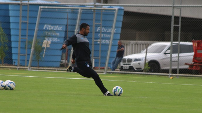 Roger joga junto em treino e deixa dúvida no setor ofensivo do Grêmio