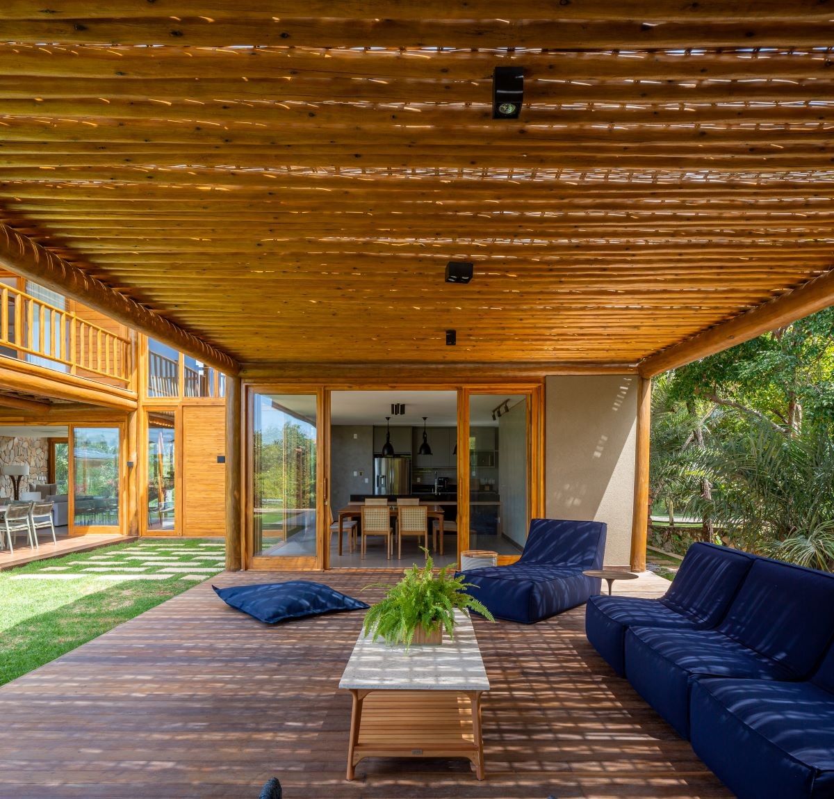 ÁREA EXTERNA | Os móveis da Tidelli compõem o jardim com as cores que fazem alusão à natureza (Foto: Manuel Sá / Divulgação)