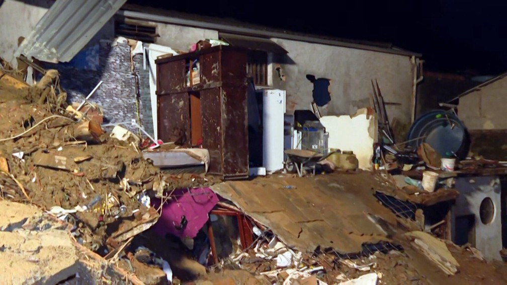 Cômodo de uma casa arrasado pela lama na Vila Felipe — Foto: Reprodução/TV Globo