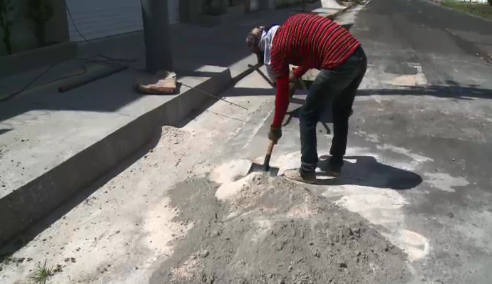 Quem está construindo diz não poder parar as obras e aguardar a situação normalizar (Foto: Rede Amazônica/Reprodução)