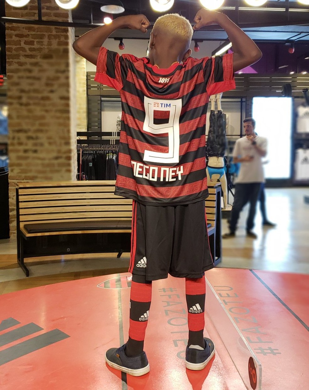 Nego Ney no primeiro dia de vendas do novo uniforme do Flamengo &mdash; Foto: Reprodu&ccedil;&atilde;o/Twitter
