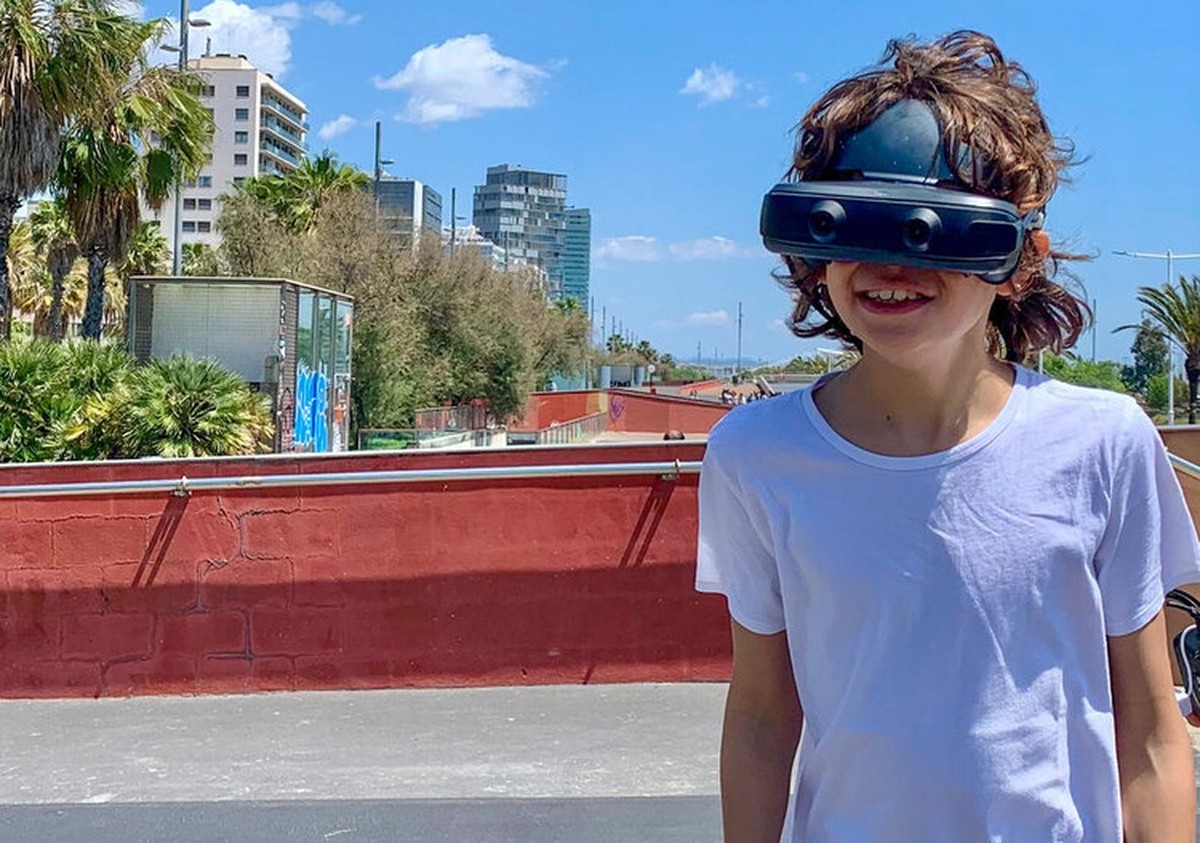 Pais espanhóis criam óculos de alta tecnologia para que seu filho possa enxergar | Inovação