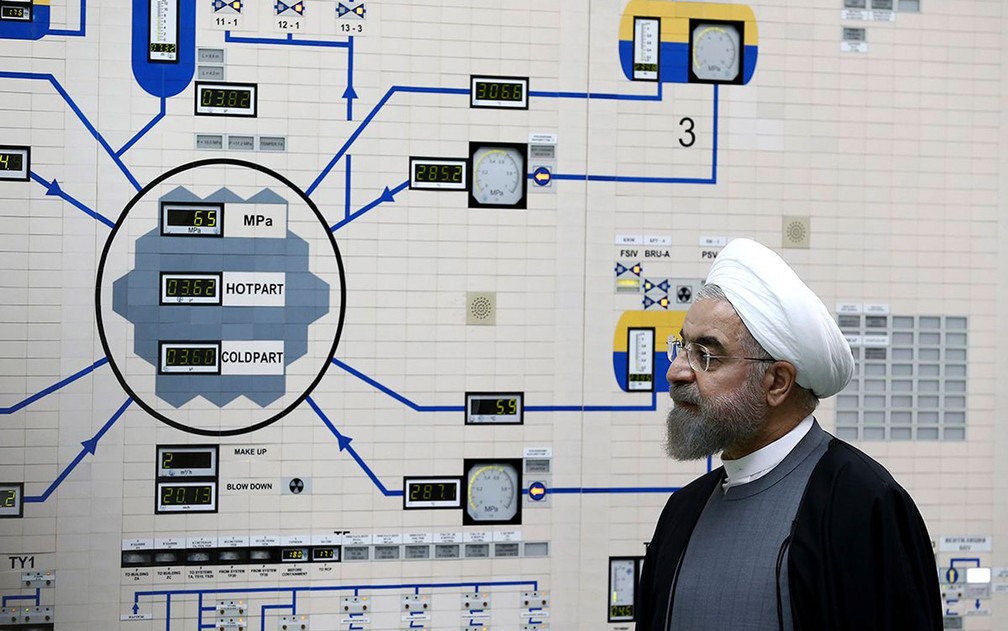 Em foto de 13 de janeiro de 2015, o presidente do IrÃ£, Hassan Rouhani, visita usina nuclear em Bushehr â€” Foto: AP Photo/Iranian Presidency Office, Mohammad Berno