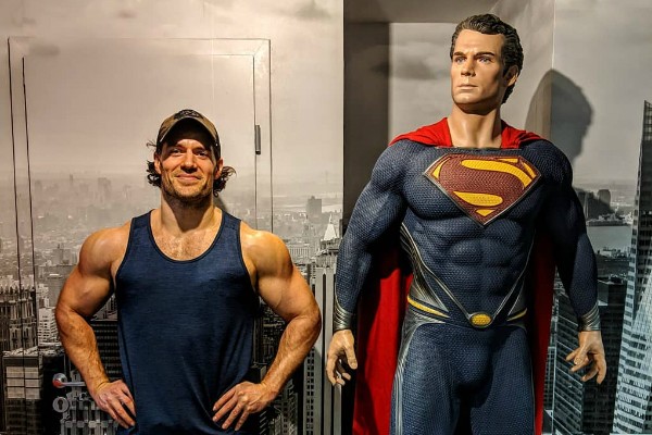 Henry Cavill posa ao lado de estátua do Superman (Foto: Reprodução / Instagram)
