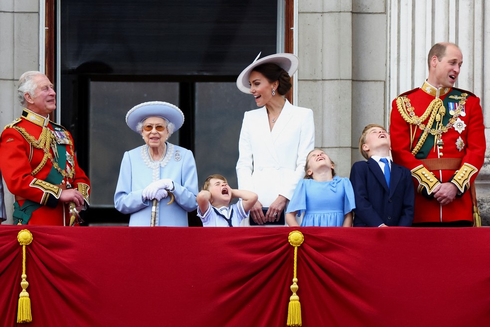 Príncipe William e sua família se posicionaram ao lado da rainha Elizabeth II na famosa varanda durante abertura das comemorações do Jubileu de Platina da Rainha — Foto: Hannah McKay/REUTERS