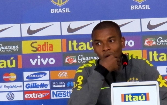 [COPA 2014] Fernandinho pede atenção especial a James: Mínimo de espaço possível