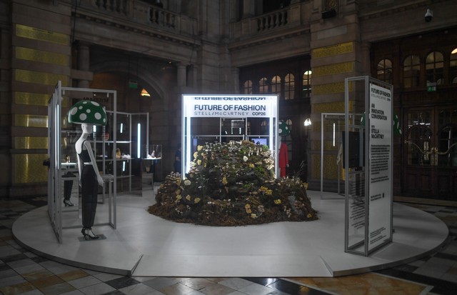 GLASGOW, SCOTLAND - NOVEMBER 09: A general view of the Stella McCartney stand at Kelvingrove Art Gallery and Museum ahead of the GREAT Fashion For Climate Action event on November 09, 2021 in Glasgow, Scotland. (Photo by Peter Summers/Getty Images for BFC (Foto: Getty Images for BFC)