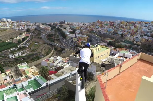 Biker realiza manobras em telhados das Ilhas Canárias (Foto: Reprodução)