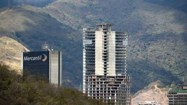 Entre os muitos edifícios abandonados no centro de Caracas, um dos mais emblemáticos é a Torre de David: os 45 andares foram quase totalmente ocupados por famílias de baixa renda (Foto: Getty Images via BBC News)