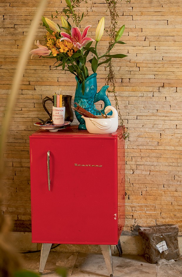 Lifestyle Rita Wainer - O frigobar com vaso bordallo pinheiro, seu porta-vela e outros bibelôs (Foto: Ana Branco)