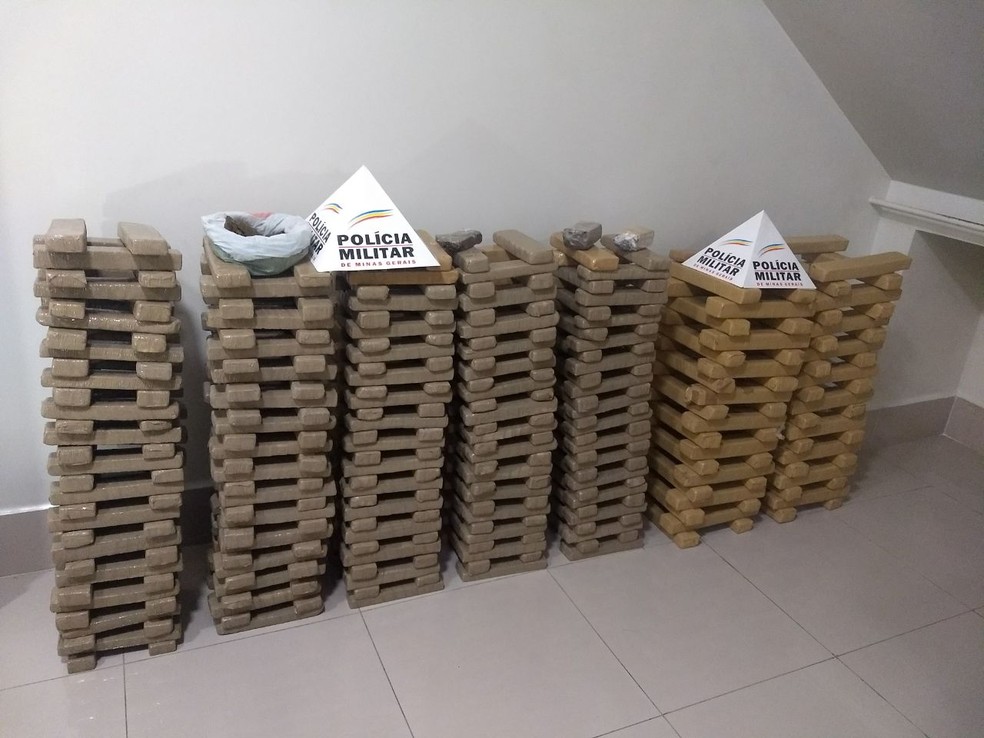Apreensão das 385 barras de maconha resultaram num total de 250 quilos da droga (Foto: Polícia Militar / Divulgação)