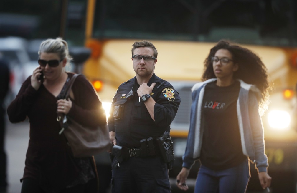 Policial organiza passagem de pais e alunos de escola onde houve tiroteio nesta terça-feira (7), no Colorado (EUA) — Foto: AP Photo/David Zalubowski