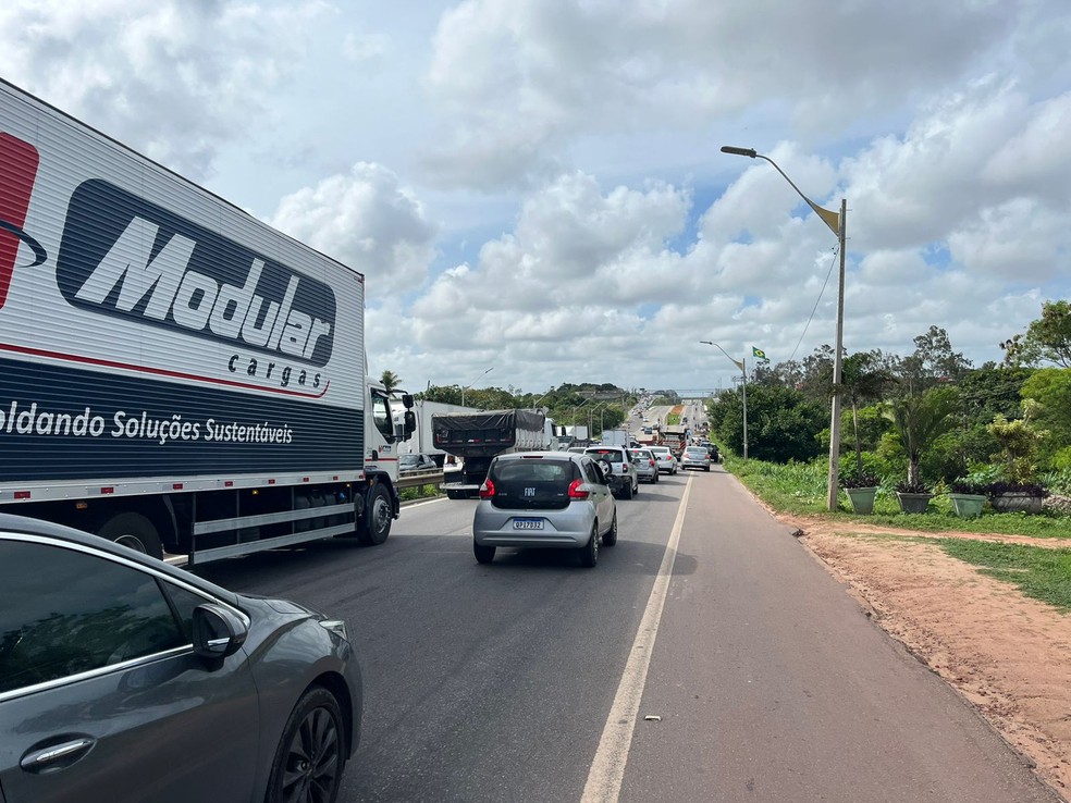 Parte do tr&acirc;nsito causado pela interdi&ccedil;&atilde;o parcial da BR-101 em Parnamirim, na Grande Natal. &mdash; Foto: Vin&iacute;cius Marinho/Inter TV Cabugi