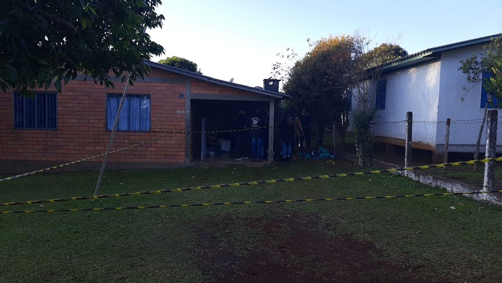 Polícia no local onde o corpo de Rafael Mateus Winques, de 11 anos, foi encontrado em Planalto — Foto: Débora Padilha/RBS TV