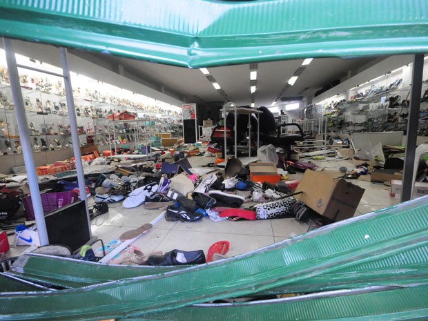 Comerciantes e lojistas contabilizam os prejuízos após a noite de saques e depredações no município de Abreu e Lima (Foto: Veetmano/Fotoarena/Estadão Conteúdo)