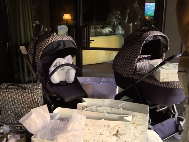 Kylie Jenner mostra itens de luxo no quarto do filho (Foto: Reprodução/YouTube)