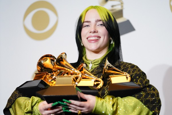 A cantora Billie Eilish com seus prêmios do Grammy 2020 (Foto: Getty Images)
