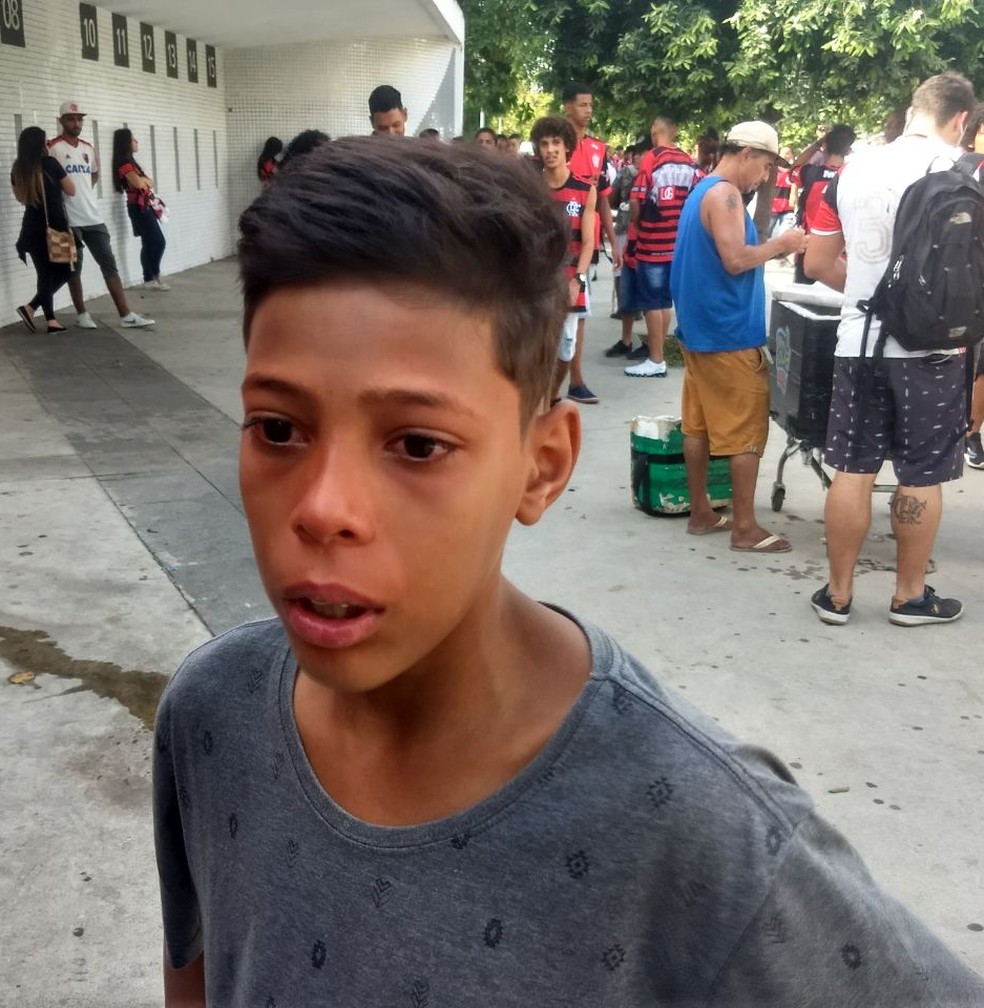 O garoto Marquinhos chorando na chegada ao estádio (Foto: Amanda Kestelman/GloboEsporte.com)