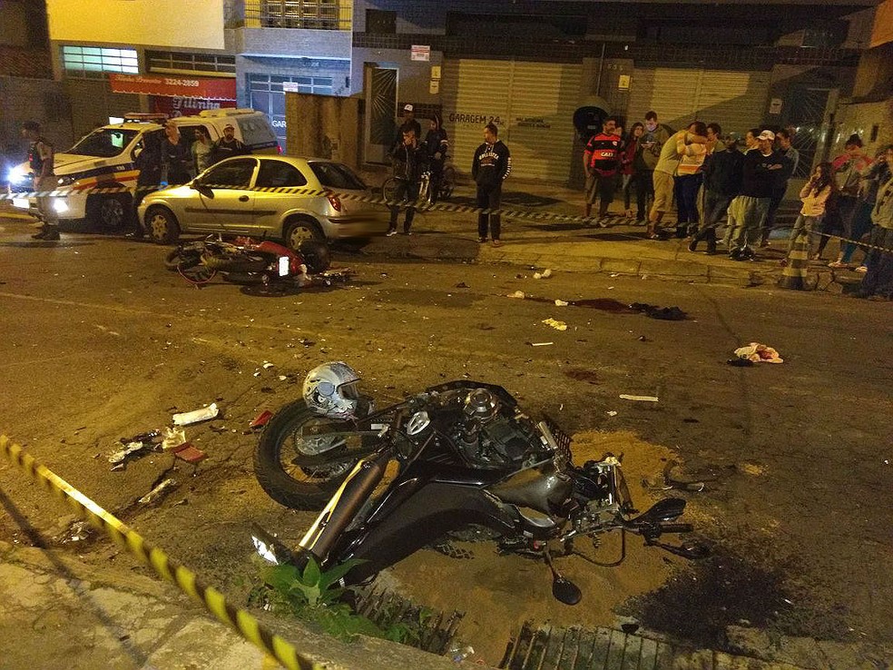 Rapaz de 28 anos morreu e homem de 33 ficou ferido após as motos onde estavam baterem de frente em Juiz de Fora (Foto: Fernando Gonçalves/G1)