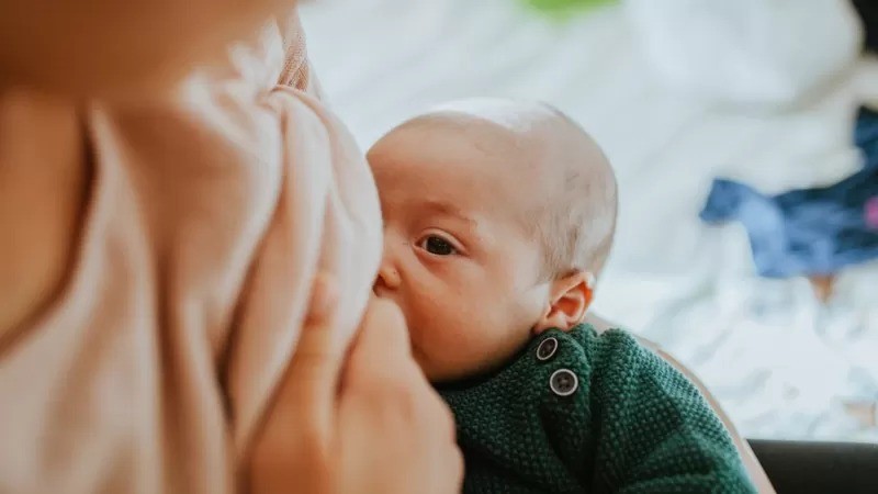 O leite materno promove desde sistemas imunológicos mais robustos até o desenvolvimento cognitivo e a saúde a longo prazo (Foto: Getty Images via BBC News Brasil)