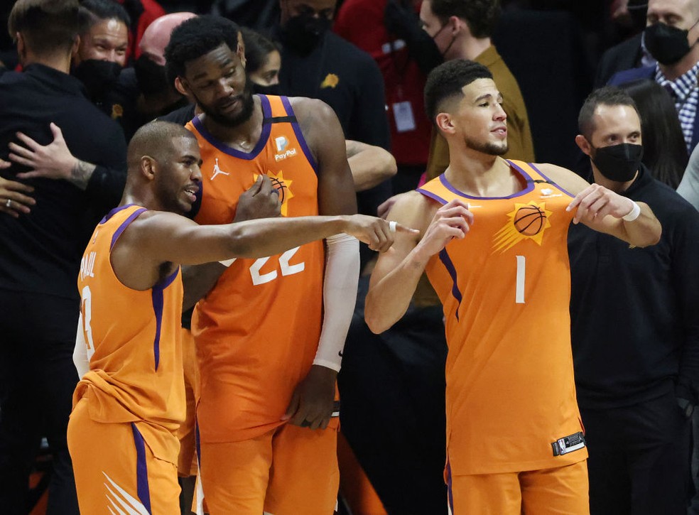 Chris Paul conversa com DeAndre Ayton e Devin Booker — Foto: Harry How/Getty Images