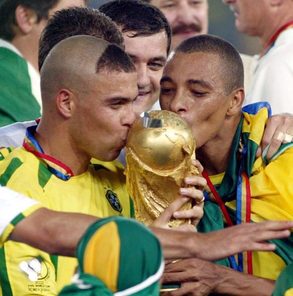 Gilberto Silva e Ronaldo beijam a taça do Penta em 2002 - Seleção Brasileira — Foto: Panasia Ohishi / A0862_panasia / DPA